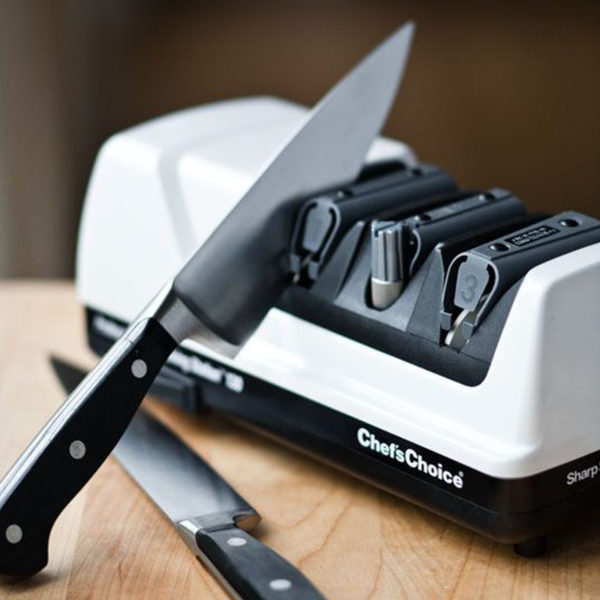 Электрическая точилка для домашних кухонных и профессиональных европейских ножей Chef'sChoice 130, точилка подойдет для кухонных, складных, охотничьих и серрейторных ножей. Официальный сайт ChefsChoice. Бесплатная доставка всех заказов!